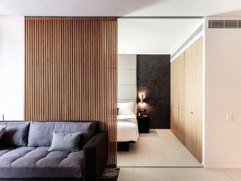 Skye Suites Sydney Luaran gambar A sliding door