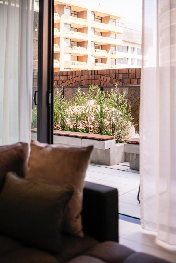 Skye Suites Sydney Luaran gambar A view of the garden from the living room