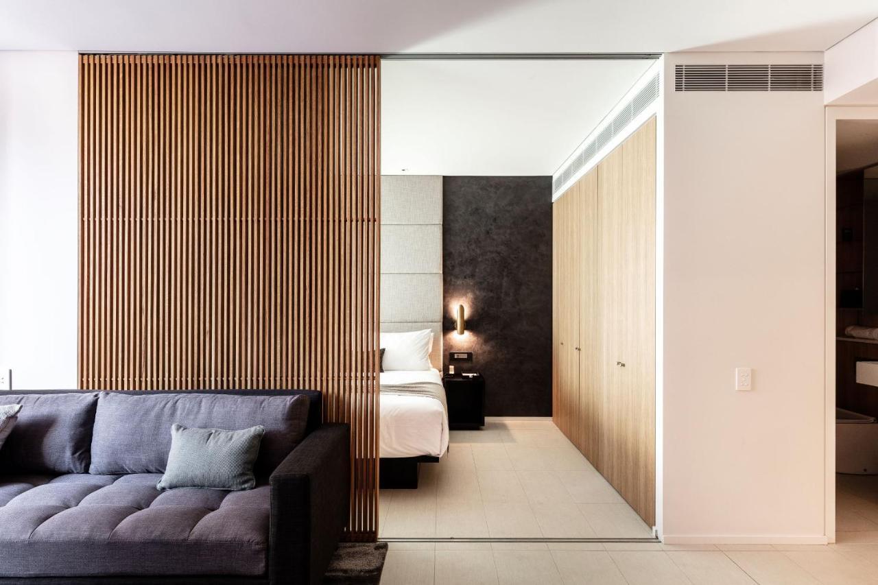 Skye Suites Sydney Luaran gambar A sliding door